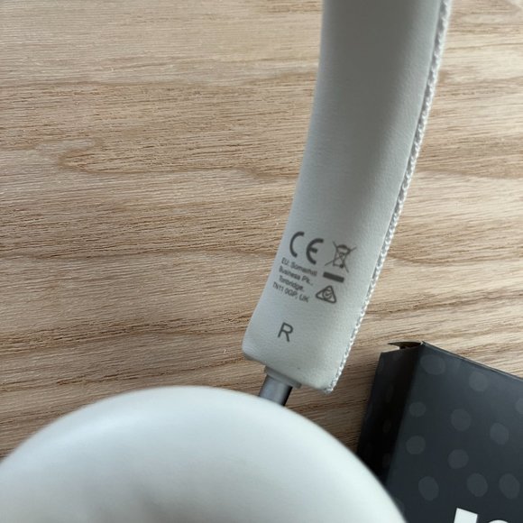 JAM Over-the-ear White Wireless Headphones Model HX-HP303 - Picture 4 of 5